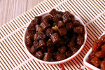 碗里的辣条粒特写