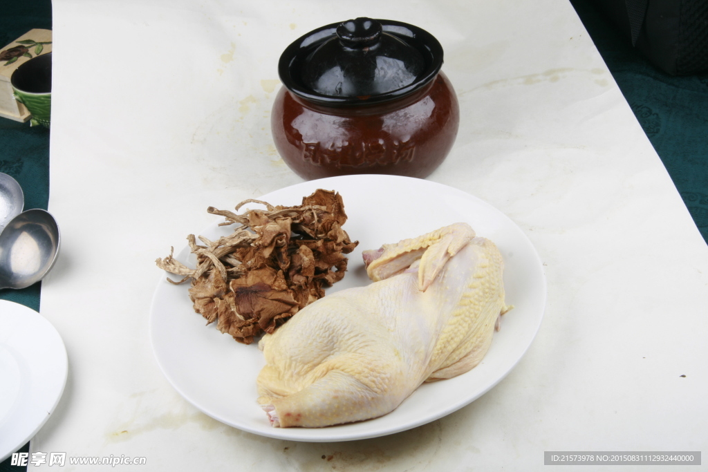 茶树菇煨土鸡