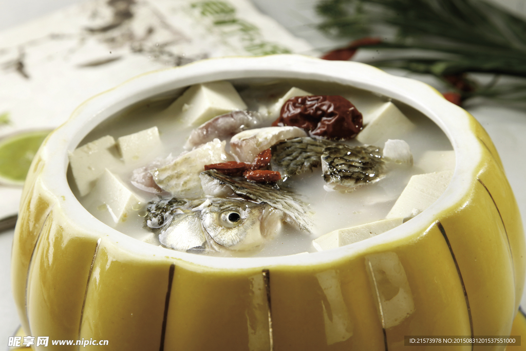 鲫鱼煲豆腐