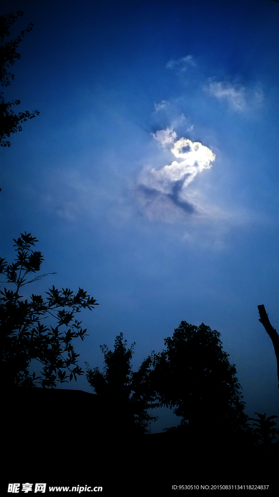 蔚蓝天空