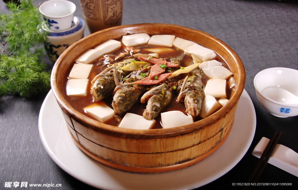 菜汁豆腐烧阿婆鱼