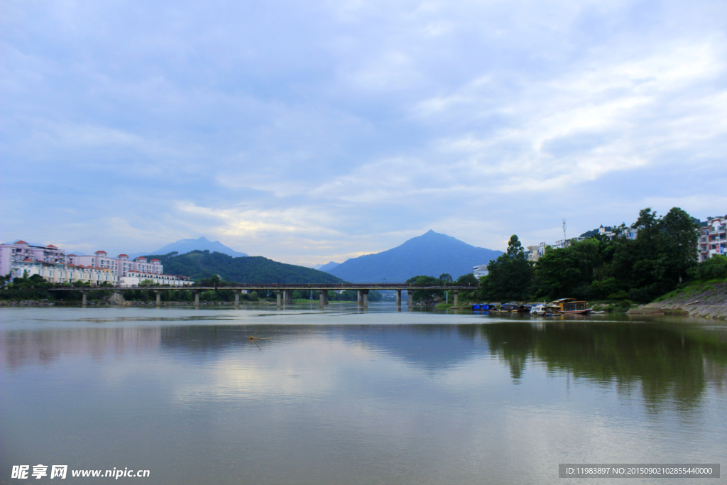 蓝天山水