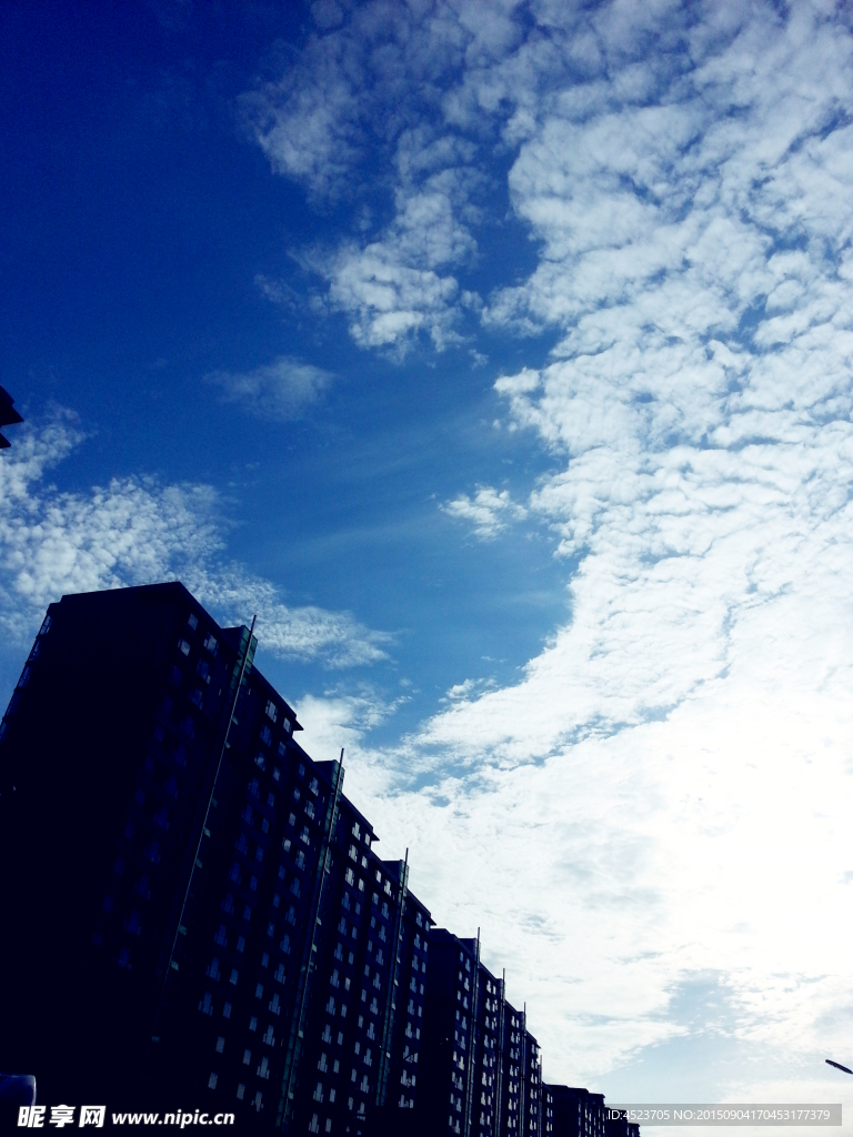 逆光拍摄蓝天白云高楼大厦