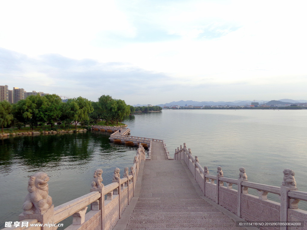 湖畔黄昏风景