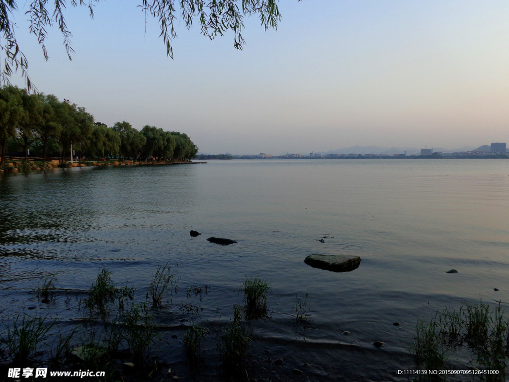 湖畔黄昏风景