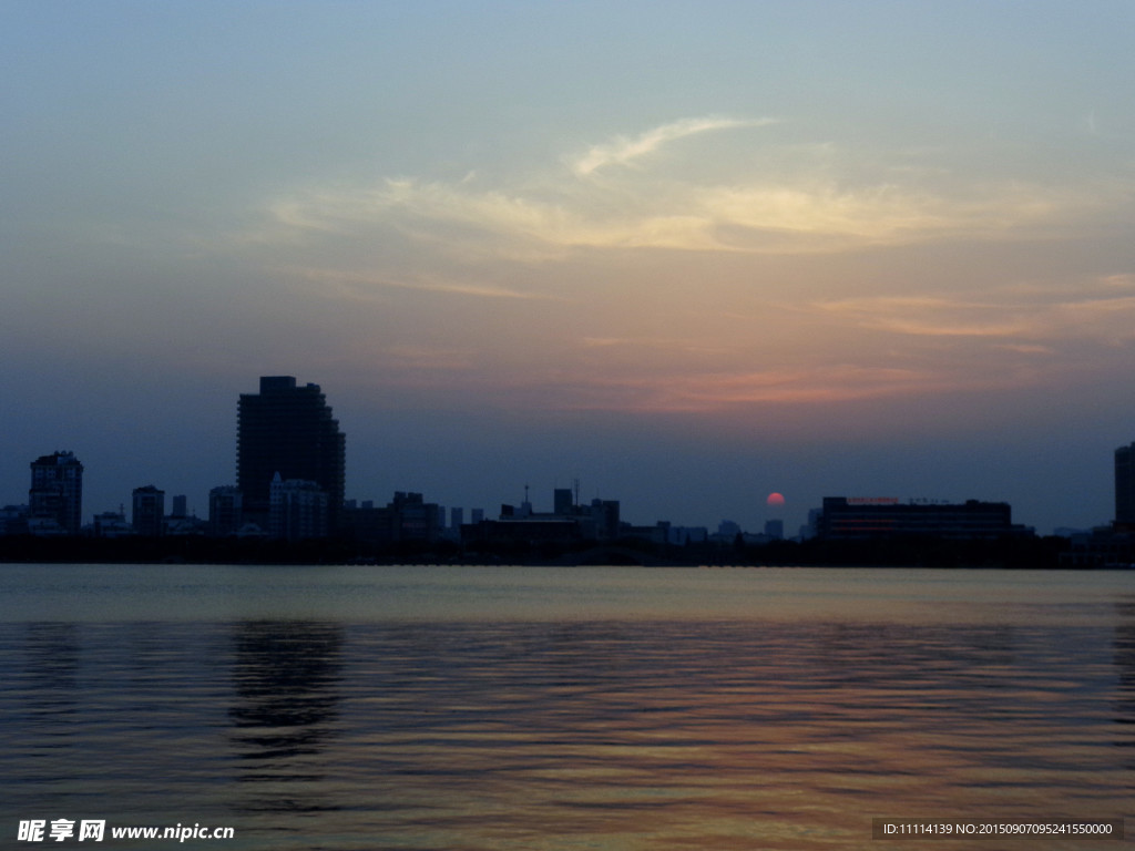 湖畔日落风景