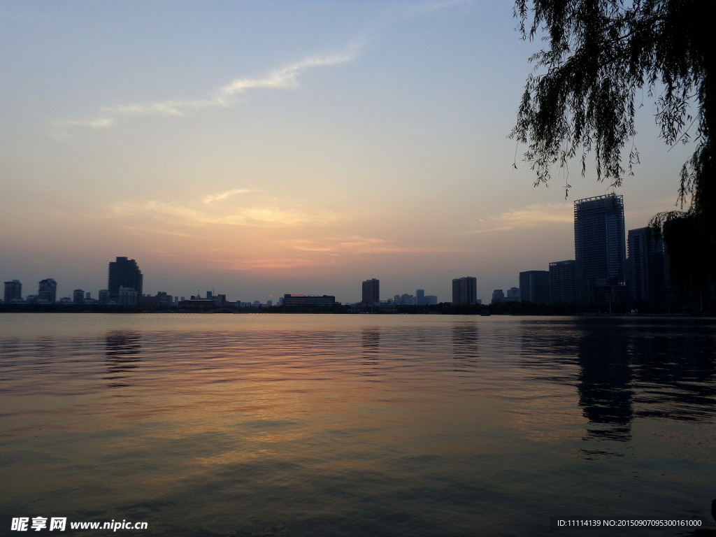 湖畔日落风景