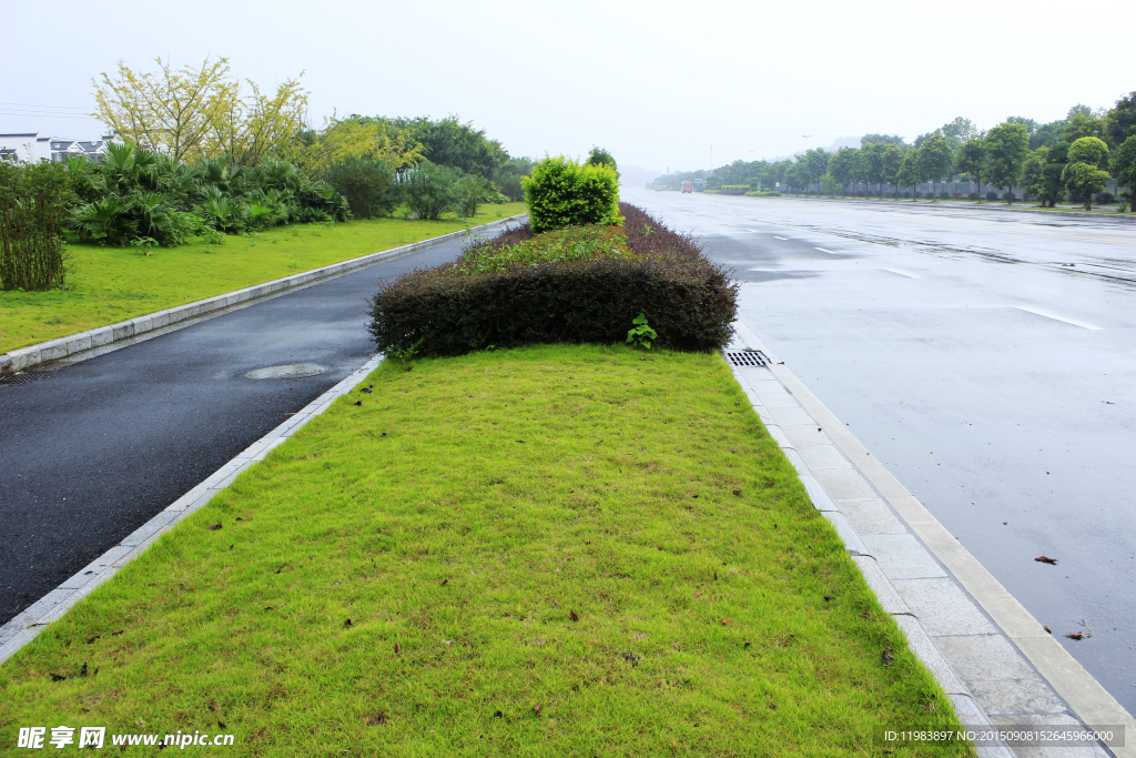 公路隔离带