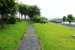 公路人行道草地
