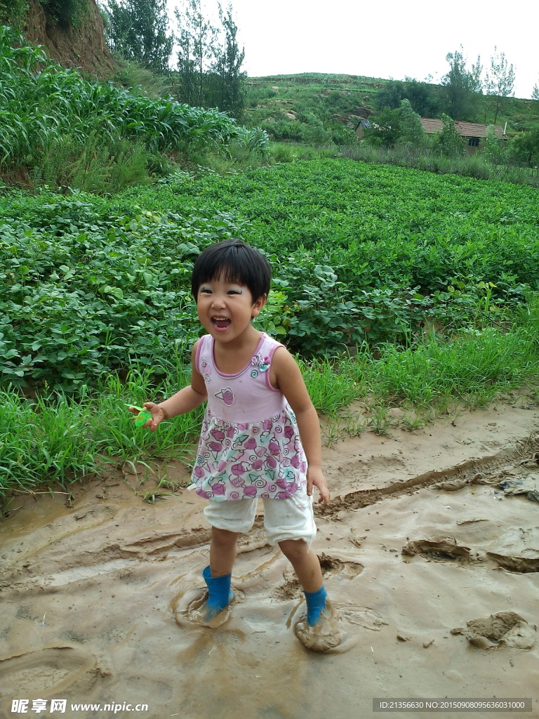 玩泥巴的小孩