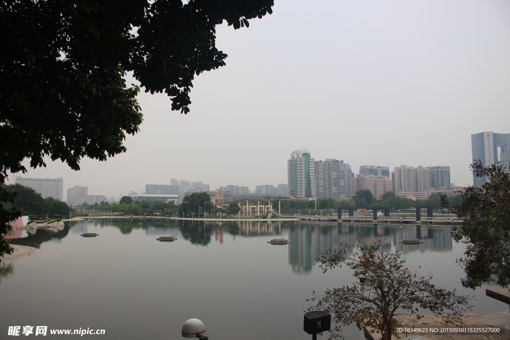 东莞市政广场-城市一角