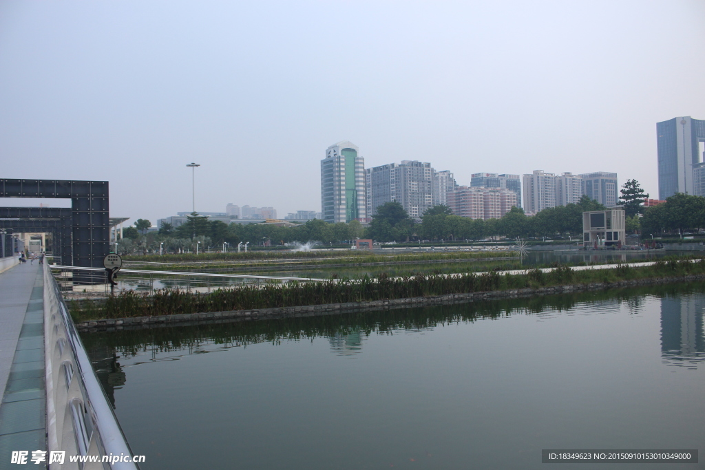 东莞市政广场湖边一角