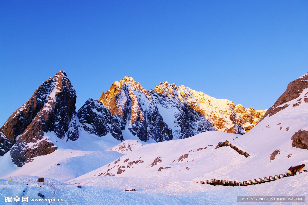 雪山日出