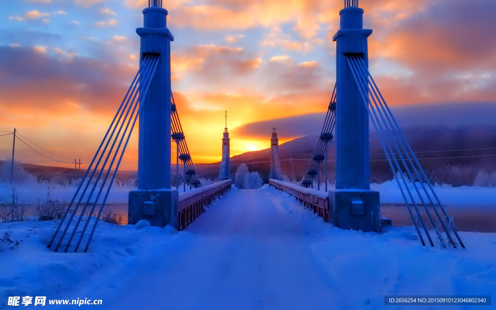 黄昏夕阳大桥雪景