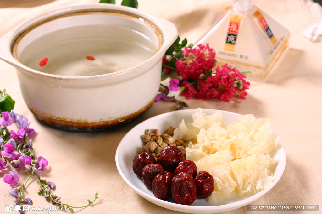 红枣银耳煲莲子