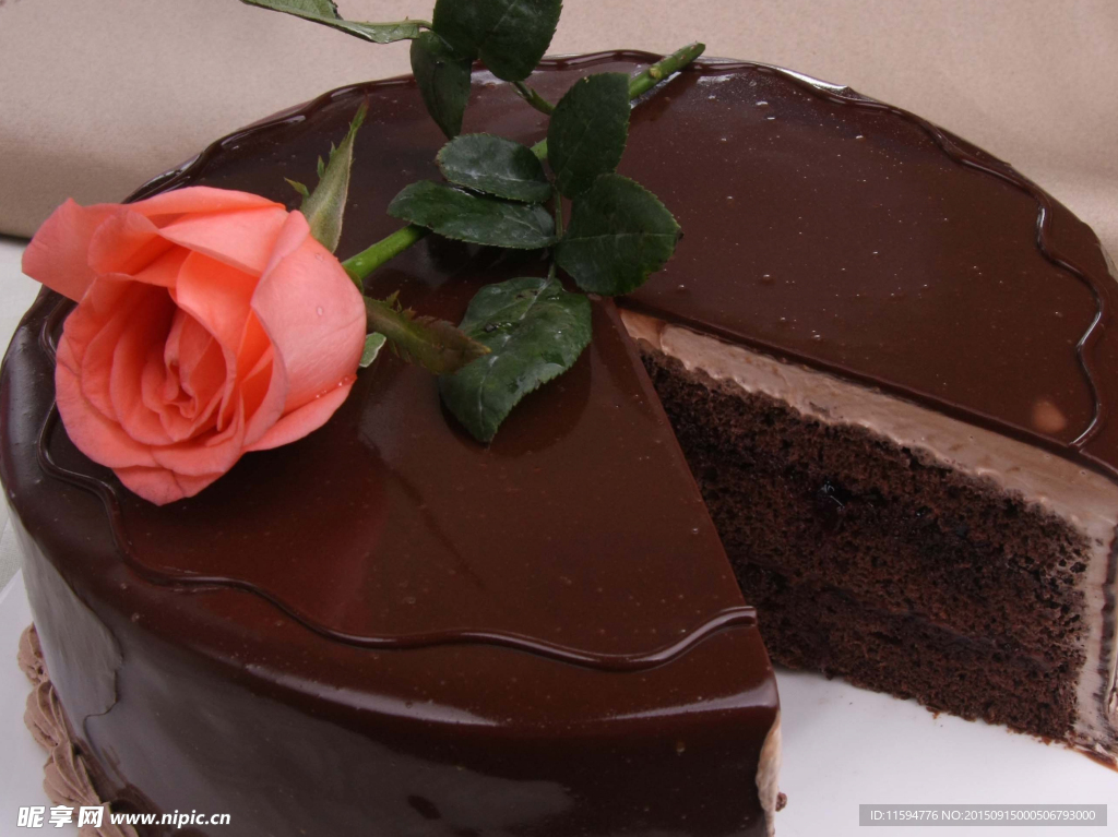 巧克力蛋糕和鲜花
