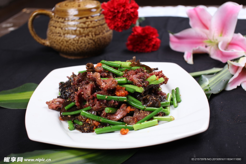 孜然牛肉炒蒜苔