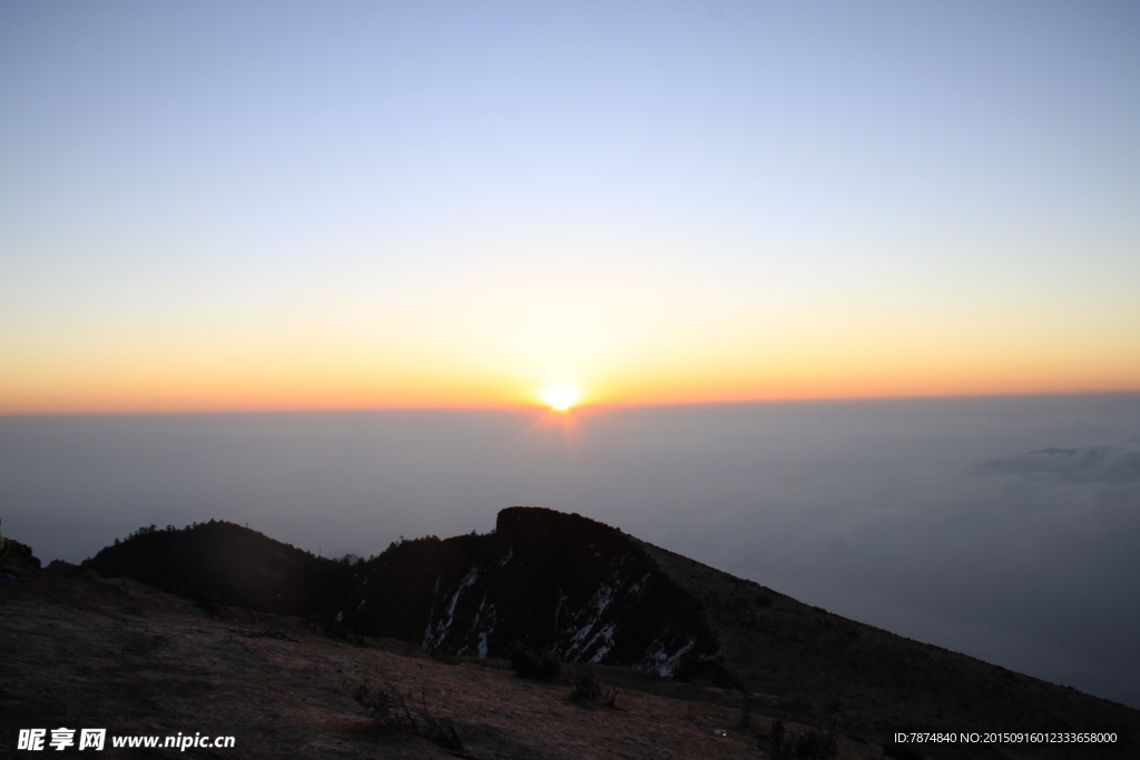 夕阳下的牛背山风光