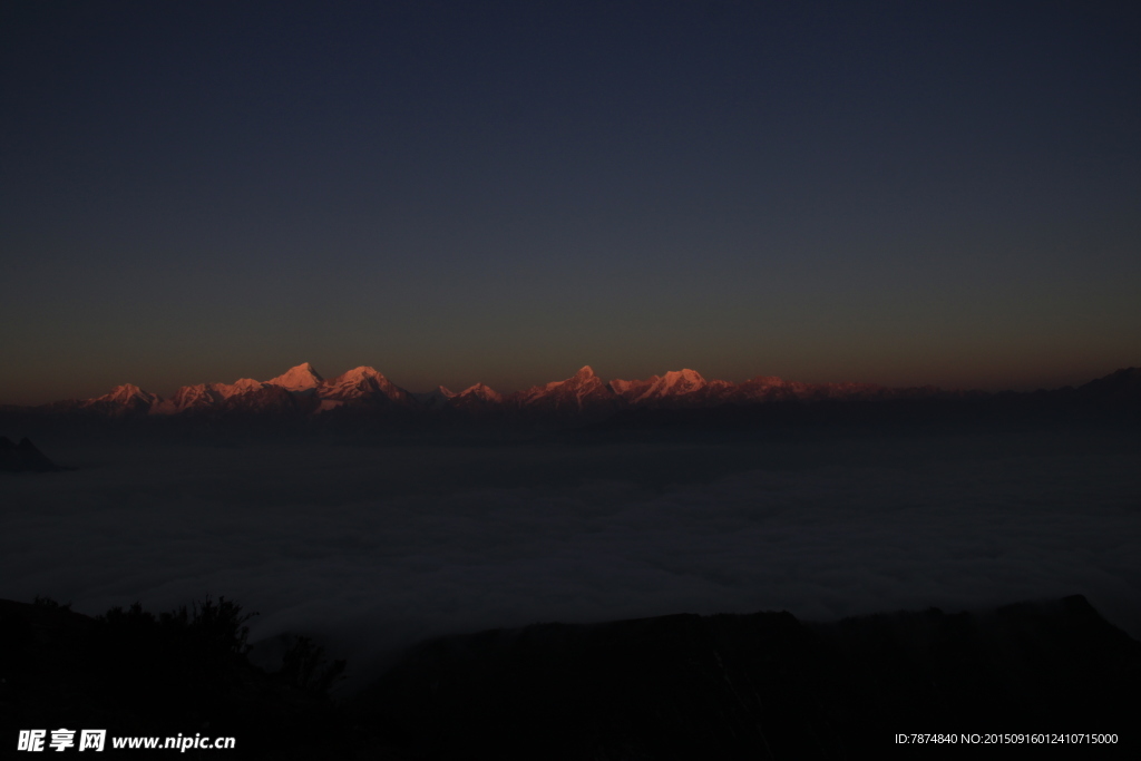 夕阳下的牛背山风光