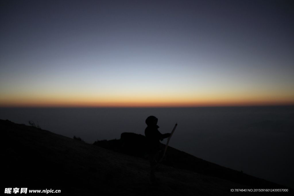 夕阳下的牛背山风光