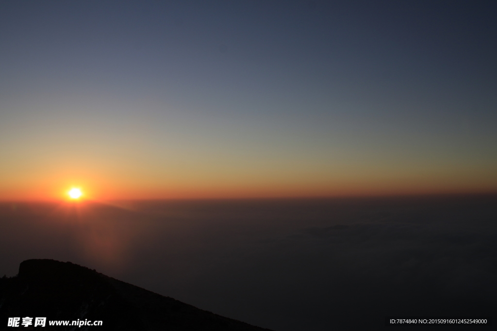 夕阳下的牛背山风光