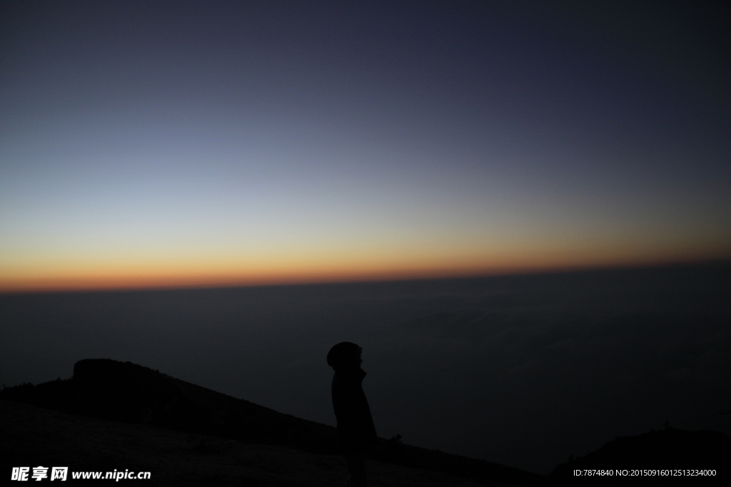 夕阳下的牛背山风光