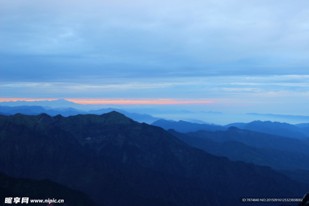 夕阳下的牛背山风光