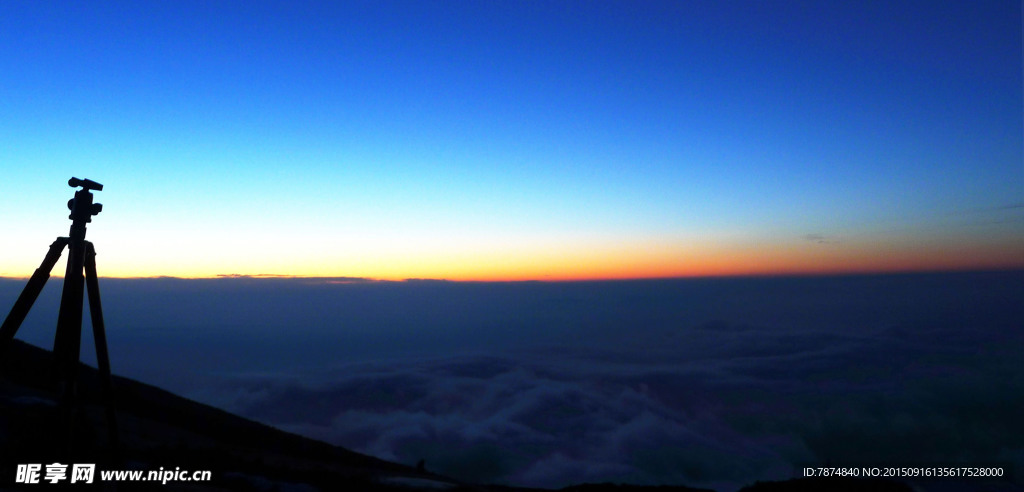 夕阳下的牛背山风光