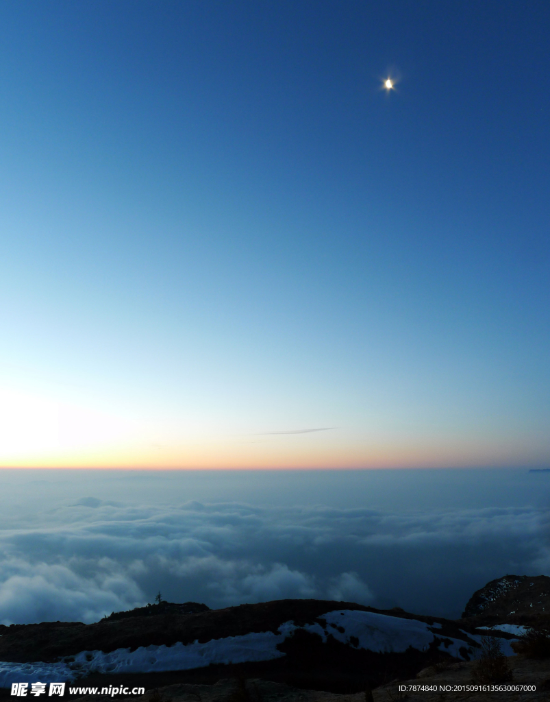 夕阳下的牛背山风光