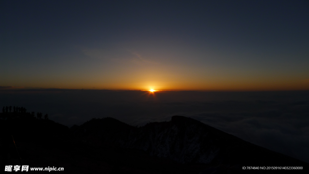 夕阳下的牛背山风光