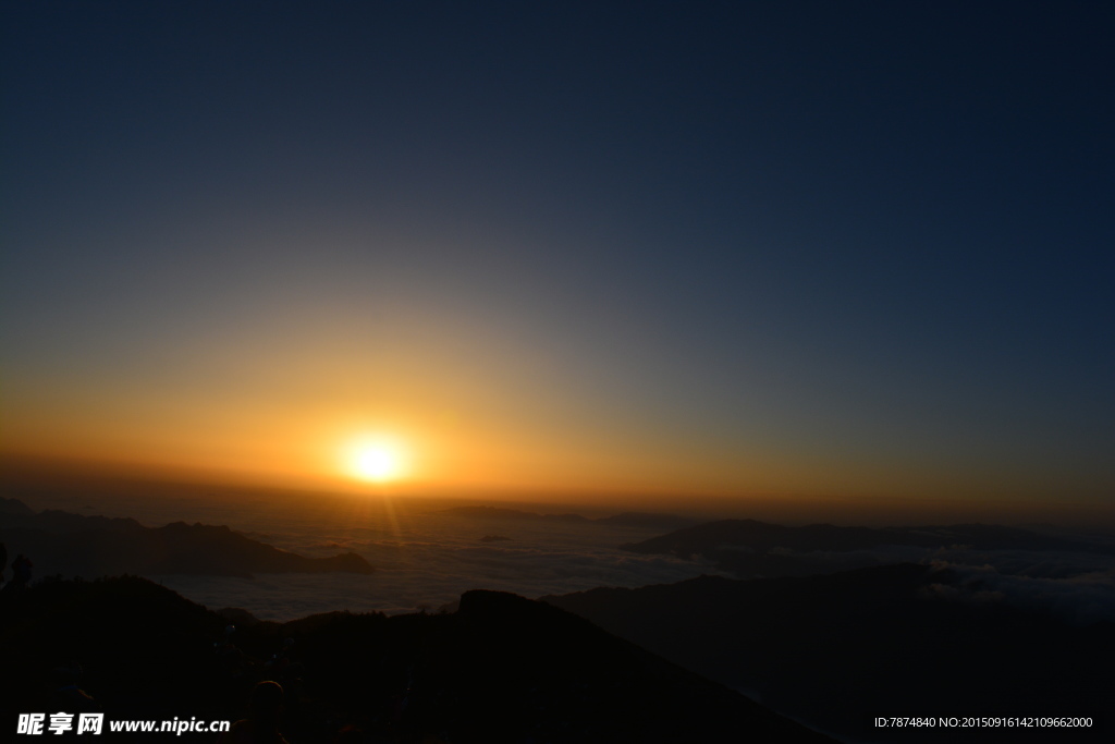 夕阳下的牛背山风光