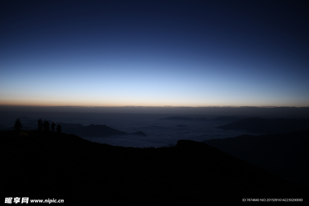 夕阳下的牛背山风光