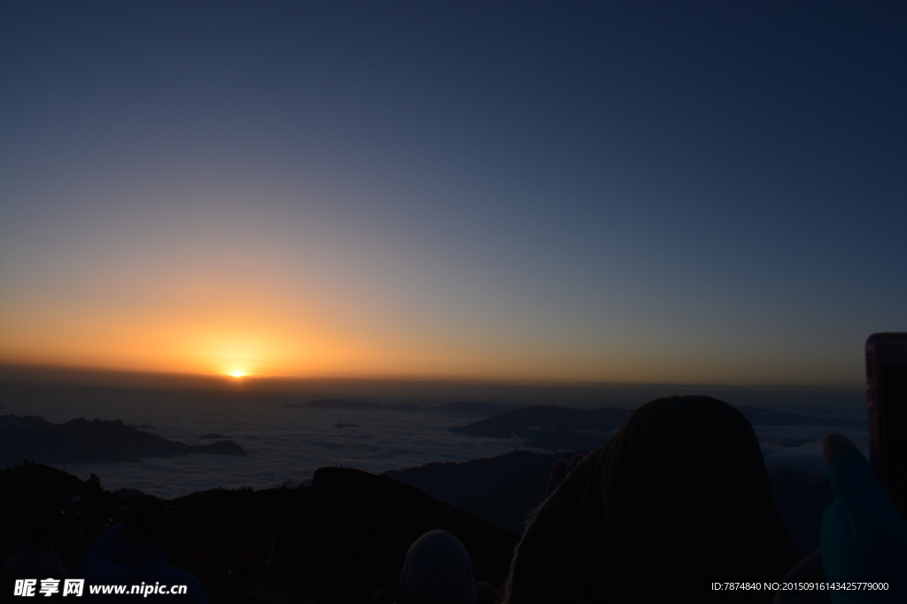 夕阳下的牛背山风光