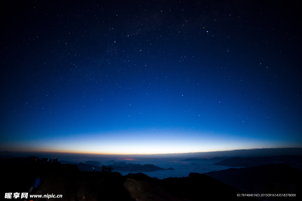 夕阳下的牛背山风光