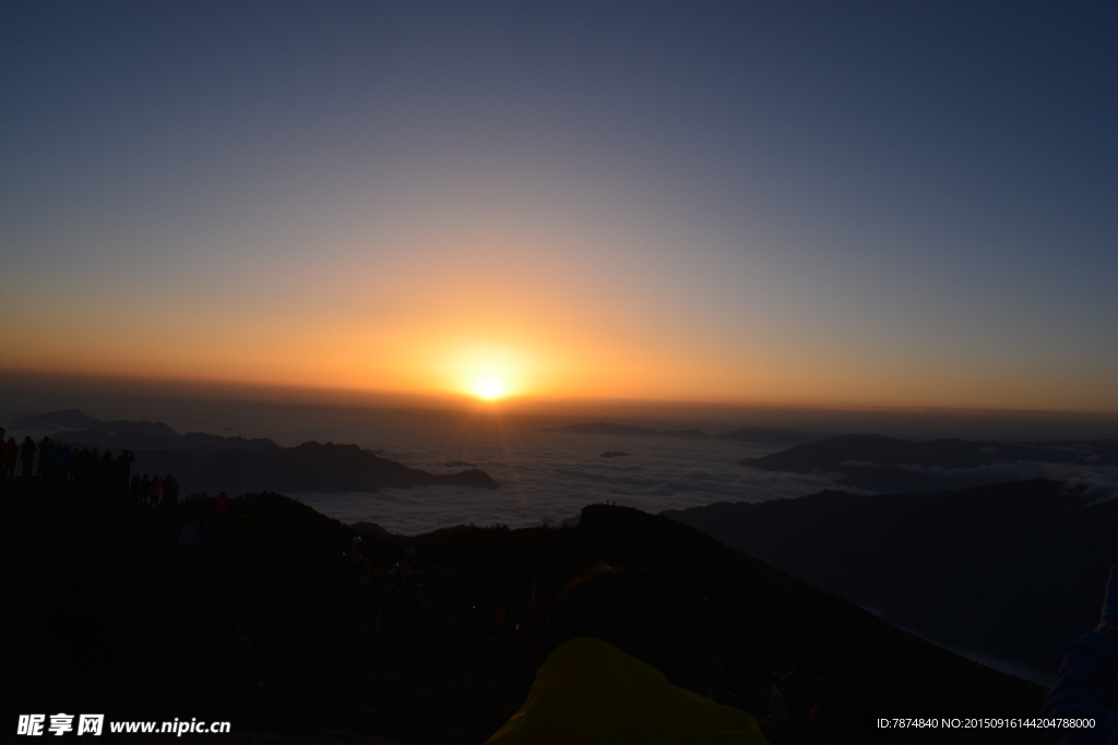 夕阳下的牛背山风光