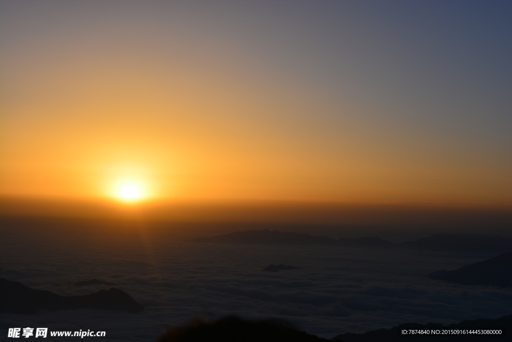 夕阳下的牛背山风光