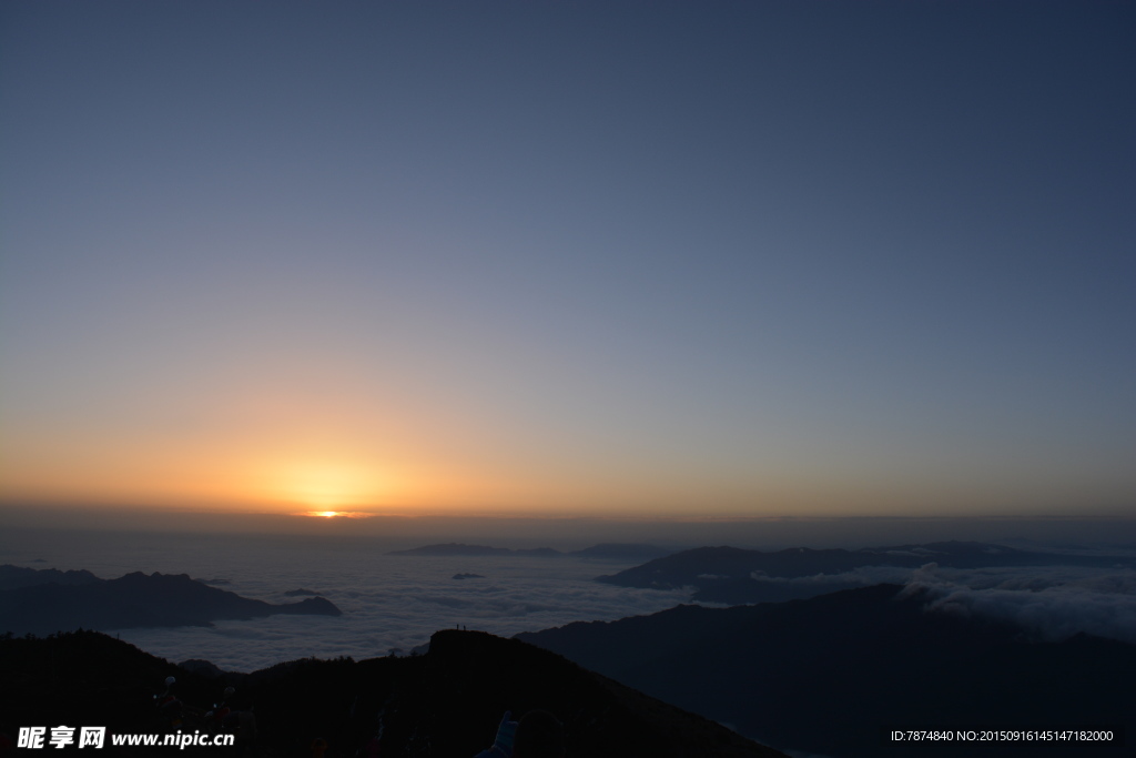 夕阳下的牛背山风光