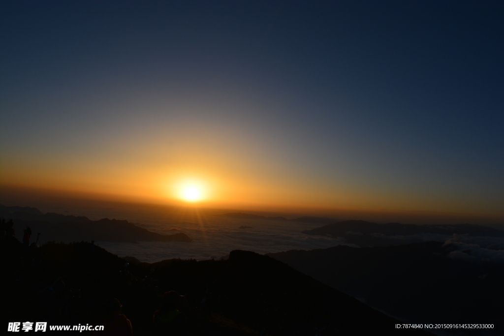 夕阳下的牛背山风光