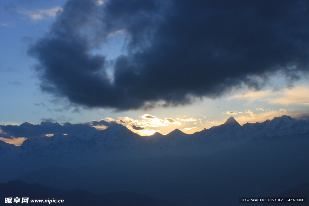 夕阳下的牛背山风光