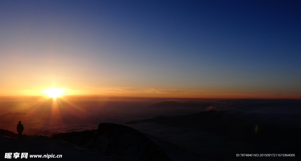 夕阳下的牛背山风光