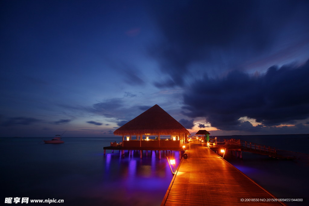 夜晚海边风景