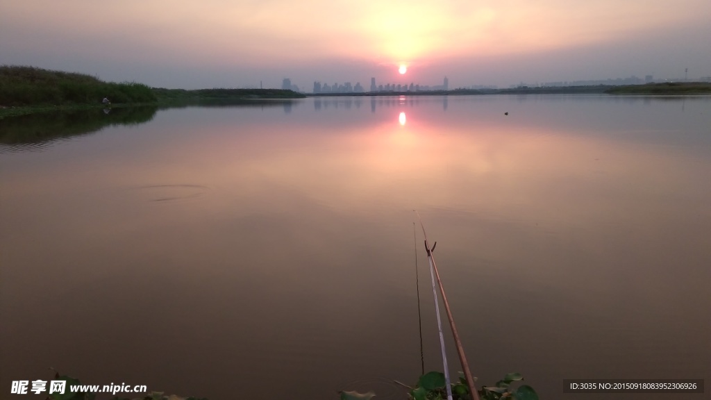 夕阳下的钓鱼桌面壁纸