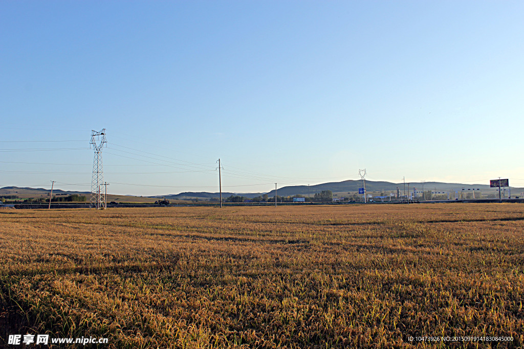 农田远山风景图片