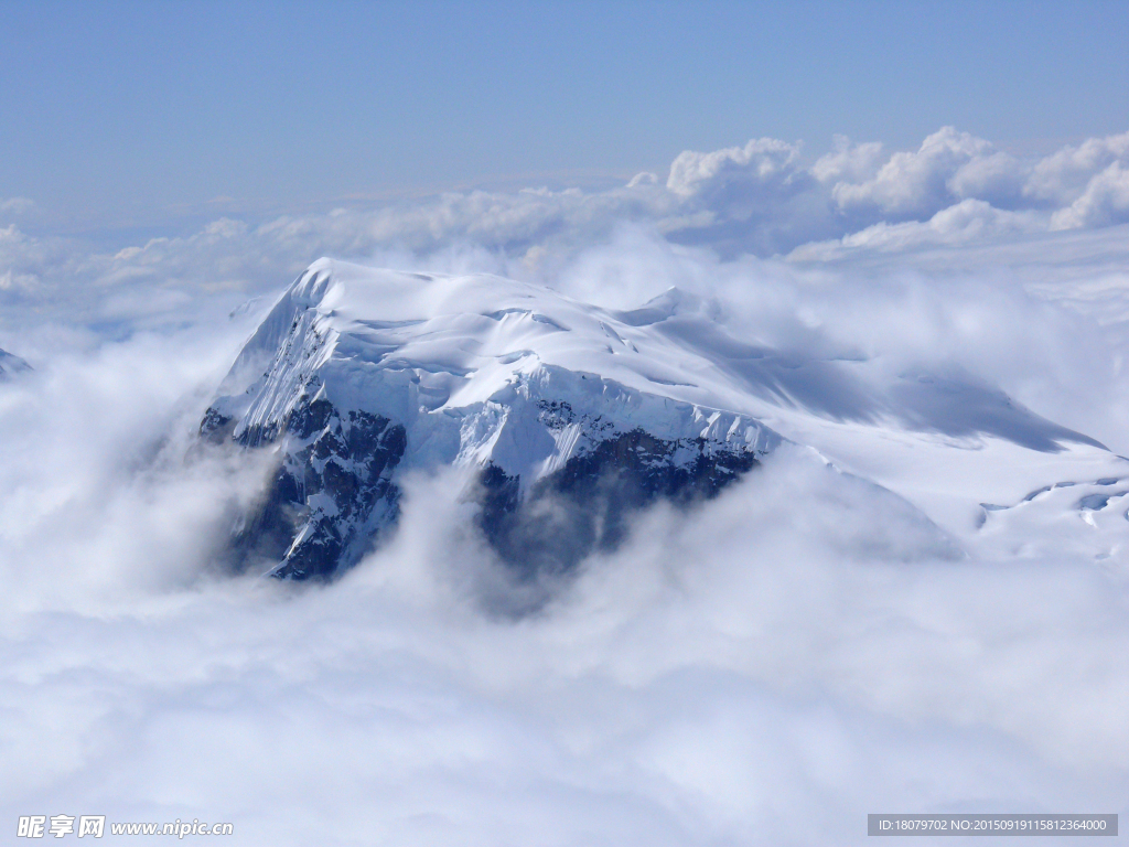 云雾中的雪山