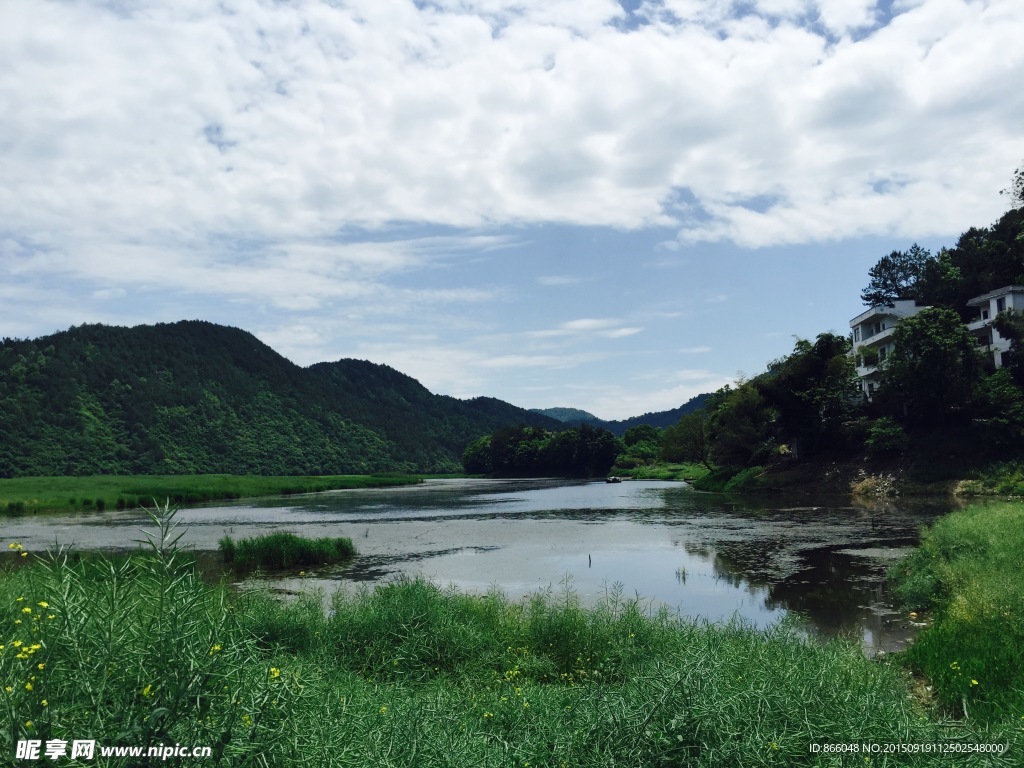 蓝天白云草地湖水