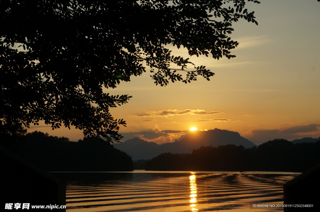 夕阳下的千湖岛