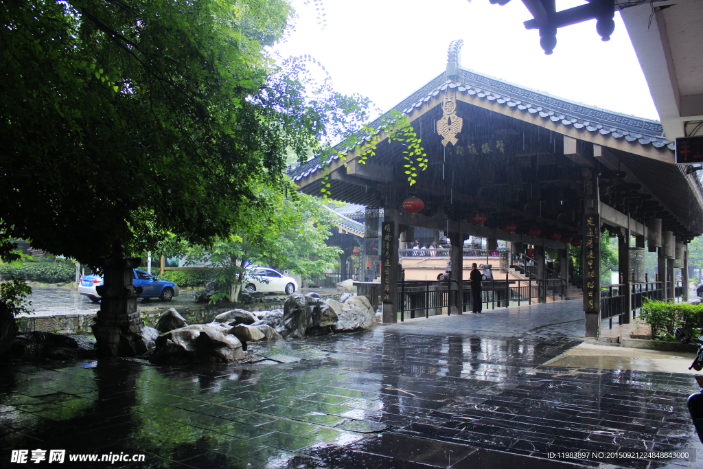 兴安灵渠雨中水街景观