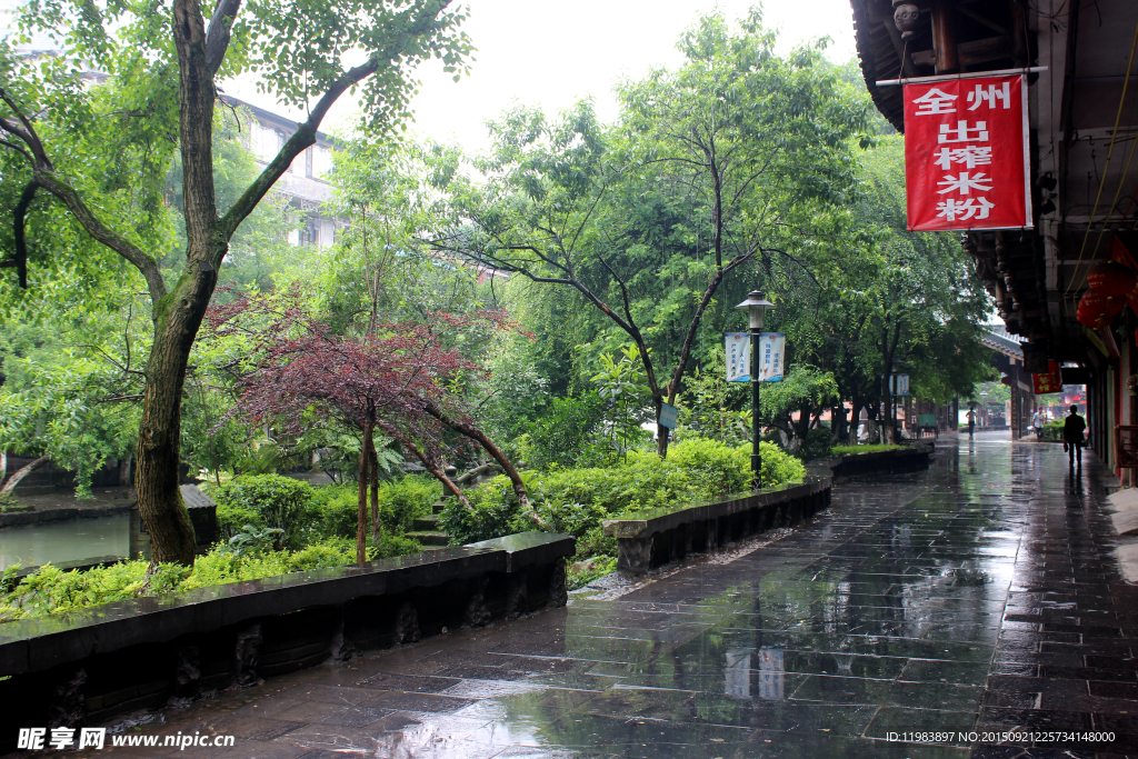 兴安古镇水街雨景