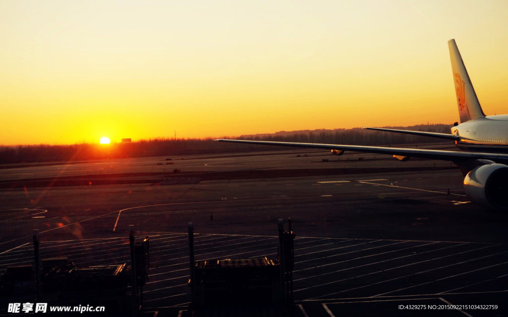 机场夕阳