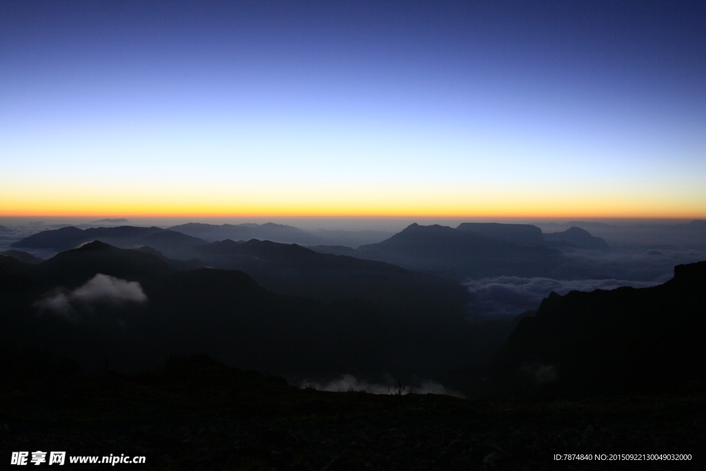 夕阳下的轿顶山风光